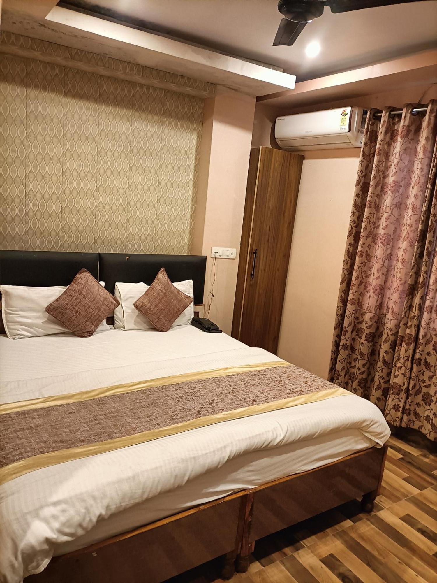 Hotel Picasso Varanasi Prime Location Buitenkant foto