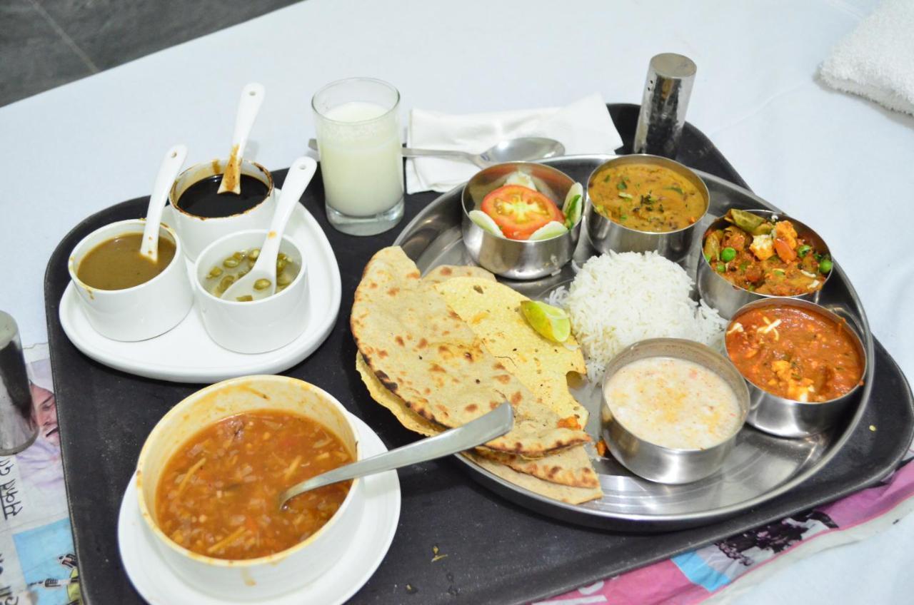 Hotel Picasso Varanasi Prime Location Buitenkant foto